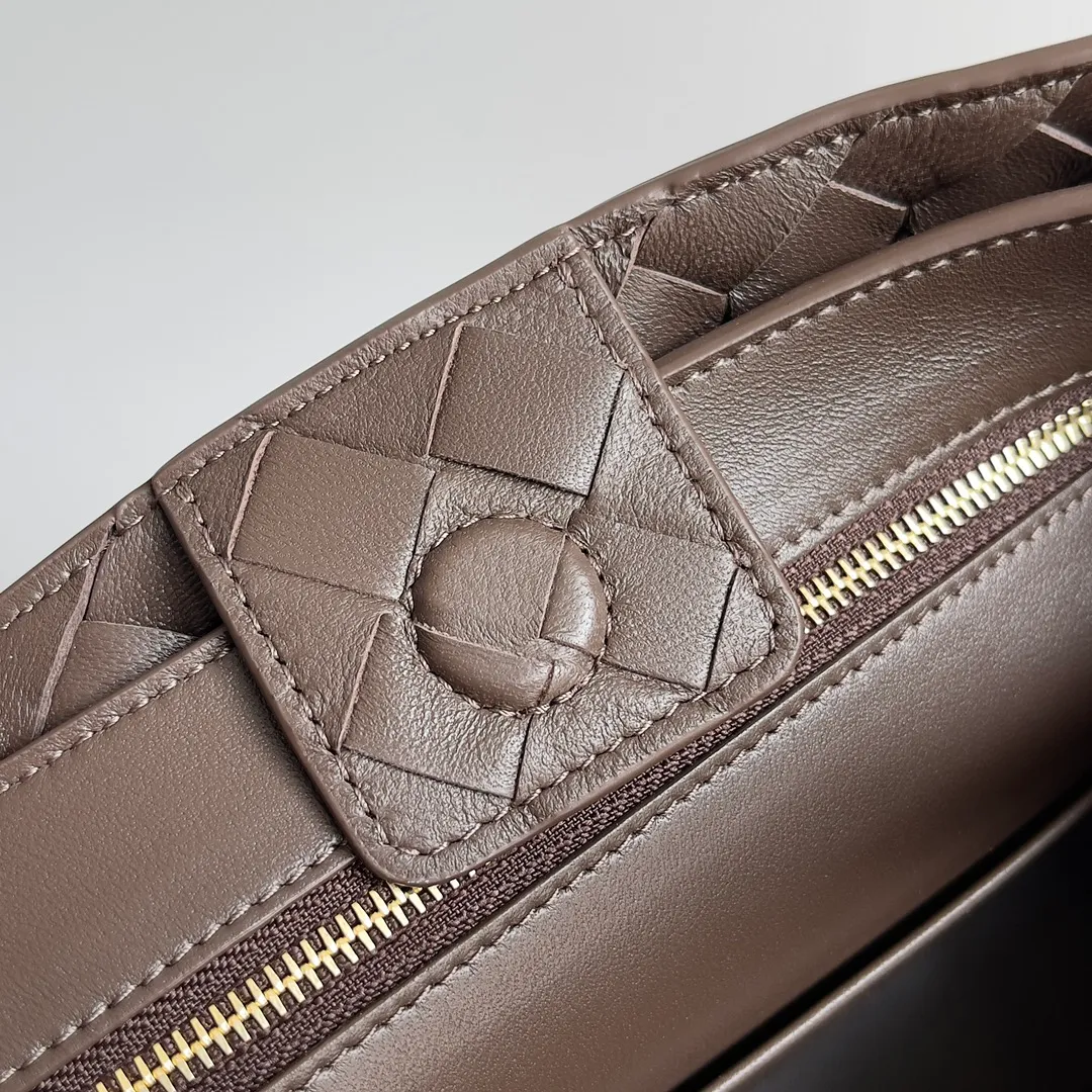 The 2023 new Andiamo batch of 1860 BV has been shipped‼ ️Really popular🔥The new Andiamo woven handbag launched by Bottega Veneta this season is really popular all over the world! ! Celebrities at home and abroad have worn it, and Oscar-winning actress Michelle Yeoh has taken it out on the street. Song Jia, Trai Yara, Yu Feihong, Sanji Ayaka, Rosie Hunting-Whiteley, Yoshioka Riho, etc. have all picked up this bag. It is classic and versatile, showing off its temperament, and the bag capacity is also large, which is very convenient for daily commuting! ! A variety of carrying methods, the shoulder straps can be adjusted by yourself, the original lambskin feels soft and delicate, and the neutral style is made to break gender boundaries and bring a more practical and longer-lasting use experience. Andiamo, which has both elegant and casual styles, perfectly interprets the true appearance of "fashionable old money style". Style number: 743568 Size: 25*22*10.5cm